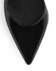 Vista de material charol en zapatilla negra para mujer tipo stiletto