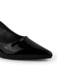 Vista a detalle de zapatilla puntal tipo stiletto para mujer en color negro charol