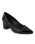 Vista diagonal de zapatilla negra charol arrugado para mujer tipo stiletto con tacón bajo de 5cm