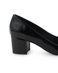 Vista trasera de tacón bajo de 5cm en zapatilla negra charol arrugado para mujer