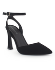 Vista diagonal de zapatilla para mujer con pulsera y tacón escultural en color negro buck