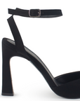 Vista trasera de tacón escultural de 10cm en zapatilla negra para mujer con pulsera