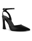 Vista diagonal de zapatilla para mujer con pulsera y tacón escultural en color negro