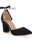 Vista diagonal de zapatilla negra con perlas puntal para mujer