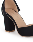 Vista de tacon medio en zapatilla negra para mujer