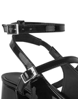 Vista a detalle de doble hebilla en zapatilla negra para mujer