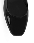 Vista de material charol en zapatilla negra para mujer con tacón bajo de 5cm