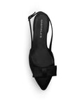 Vista superior de zapatilla negra puntal para mujer con moño