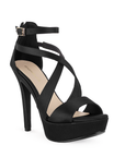 Vista diagonal de zapatilla con tiras cruzadas color negro para mujer
