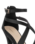Vista del detalle de la pulsera con hebilla elegante de zapatilla para mujer