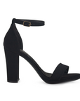 Vista lateral de zapatilla negra en acabado buck con pulsera y tacón medio de 10cm para mujer