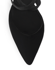 Detalle de material buck de zapatilla negra para mujer