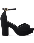 Vista lateral de zapatilla para mujer en color negro en acabado buck con pulsera y tacón ancho de 10cm