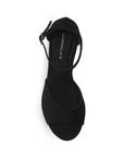 Vista superior de zapatilla negra en acabado Buck para mujer con pulsera