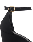 Vista a detalle de zapatilla negra en acabado Buck para mujer con pulsera