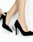 Zapatillas negras de acabado buck para mujer puntales con tacón delgado