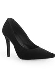 Vista diagonal de zapatilla negra de acabado buck con tacón delgado para mujer