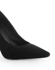 Vista a detalle de zapatilla puntal tipo stiletto con acabado buck para mujer negro