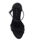 Vista superior de zapatilla con pulsera para mujer en color negro acabado cabra sintético
