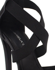 Vista a detalle de tiras cruzadas elasticas en zapatilla para mujer color negro