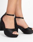 Zapatillas negras en acabado shantung para mujer con pulsera y tacón ancho de 10cm