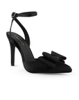 Vista lateral de zapatilla puntal para mujer con pulsera, moño y tacón alto 11cm en color negro