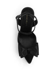 Vista superior de zapatilla negra para mujer puntal con moño y pulsera