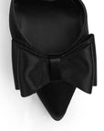 Vista a detalle de moño elegante en zapatilla tipo stiletto para mujer en color negro con tacón delgado