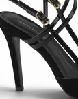 vista trasera de zapatillas negras de mujer con tacón medio estilizado