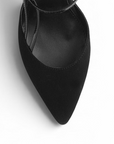 vista frontal de zapatillas negras para mujer