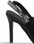 Vista trasera de zapatillas negras para mujer con tacón alto
