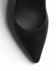 Vista del detalle de zapatillas negras destalonada de mujer con tacón alto