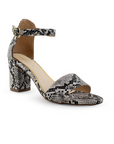 Vista diagonal de zapatilla negra con beige para mujer con pulsera y tacón bajo