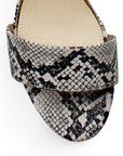 Vista de material sintético en zapatilla negra con beige para mujer con tacón bajo 7cm y pulsera
