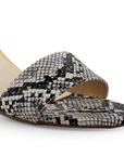 Vista a detalle de zapatilla para mujer con pulsera y tacón bajo 7cm en color negro con beige