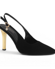 vista diagonal de zapatillas negras para dama con tacón oro