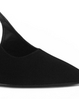 detalle del material gamuza en las zapatillas negras de dama con tacón