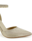 Vista a detalle de zapatilla oro puntal con pulsera y tacón escultural 10cm