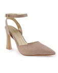 Vista diagonal de zapatilla para mujer con pulsera y tacón escultural en color oro brilloso