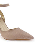 Vista a detalle de zapatilla oro puntal con pulsera y tacón escultural 10cm