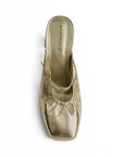 vista superior de zapatillas oro de mujer con pulsera frontal y tacón cuadrado