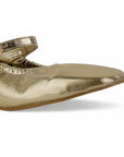 detalle de material fresco color oro en zapatillas de mujer con tacón