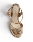 vista superior de zapatillas oro con pulsera