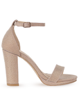 Vista lateral de zapatilla oro en acabado brilloso con pulsera y tacón medio de 10cm para mujer