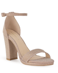 Vista diagonal de zapatilla oro en acabado brilloso con tacón tipo bloque de 10cm y pulsera para mujer