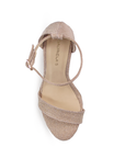Vista superior de zapatilla con pulsera para mujer en color oro acabado brilloso