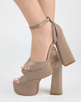 Zapatillas oro brilloso para mujer con pulsera y tacón alto 13cm