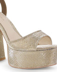 Vista a detalle de zapatilla para mujer con pulsera y tacón alto 13cm en color oro