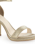Vista a detalle de zapatilla oro para mujer