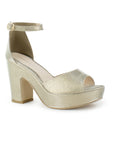 Vista diagonal de zapatilla para mujer con pulsera y tacón ancho en color oro